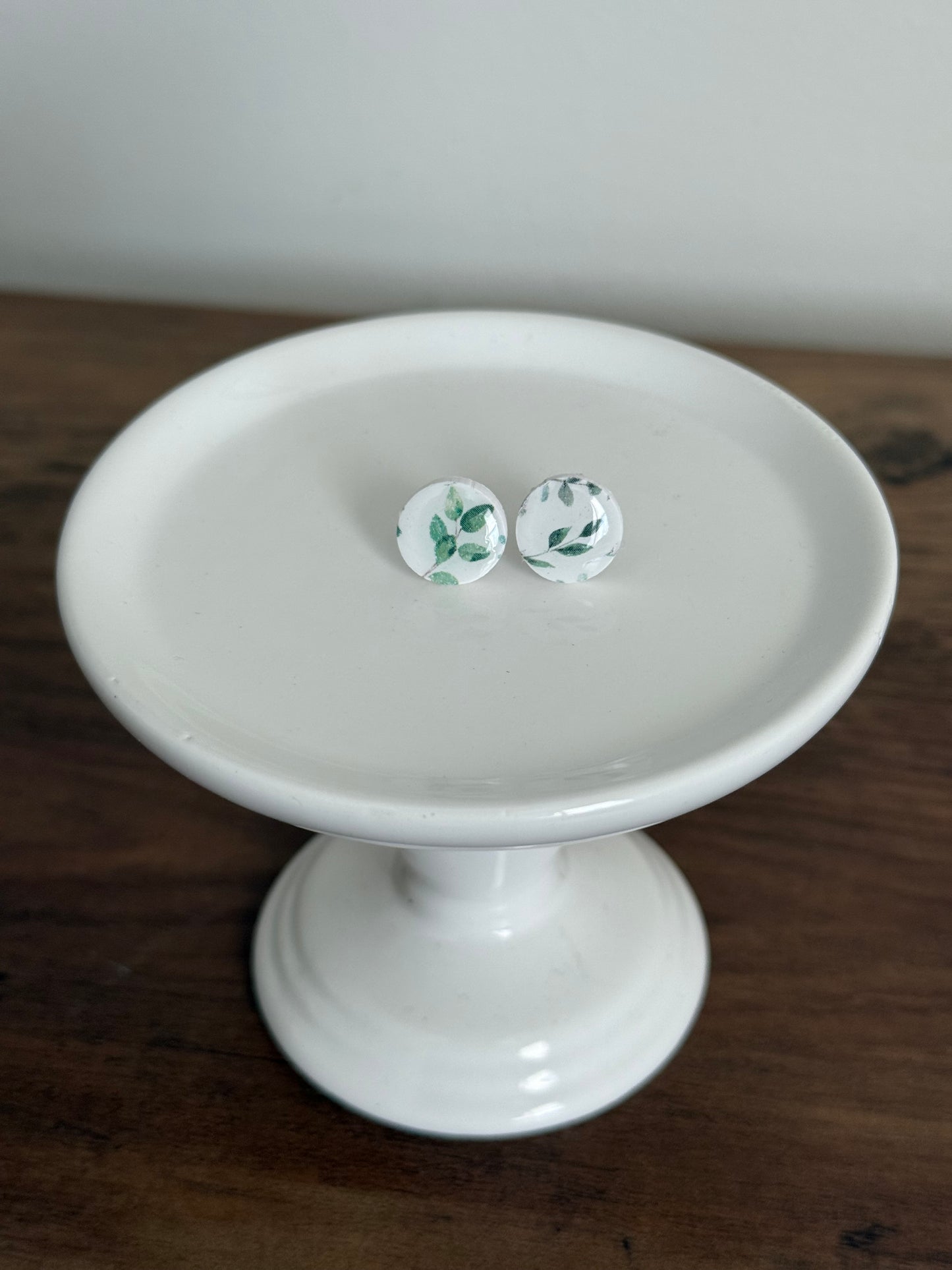 Resin studs - Green leaves