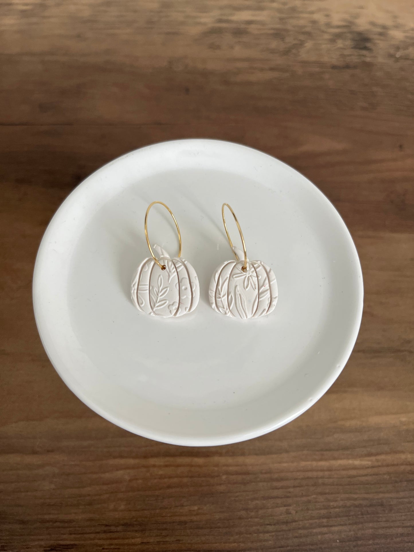 Textured Pumpkin Dangle (White)